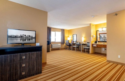 Blaine House | Coratel Inn & Suites Blaine - Family Suite with Jacuzzi Oversized Non-Smoking