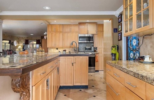 Morro Bay Cottage | Corfu Cottage, 2 Cal King beds, Hot Tub, Pacific Ocean views, Solar Powered.