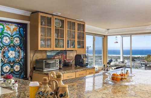 Morro Bay Cottage | Corfu Cottage, 2 Cal King beds, Hot Tub, Pacific Ocean views, Solar Powered.