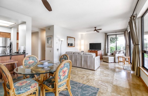 Waikoloa Condo | Corner condo on golf course with pool & hot tub access, & private washer/dryer