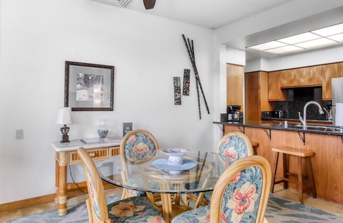 Waikoloa Condo | Corner condo on golf course with pool & hot tub access, & private washer/dryer