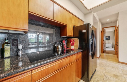 Waikoloa Condo | Corner condo on golf course with pool & hot tub access, & private washer/dryer