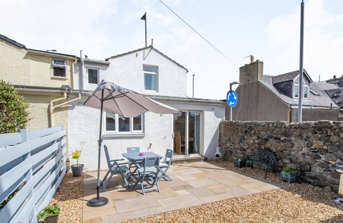 Girvan Cottage | CORNER COTTAGE, pet friendly, country holiday cottage in Girvan