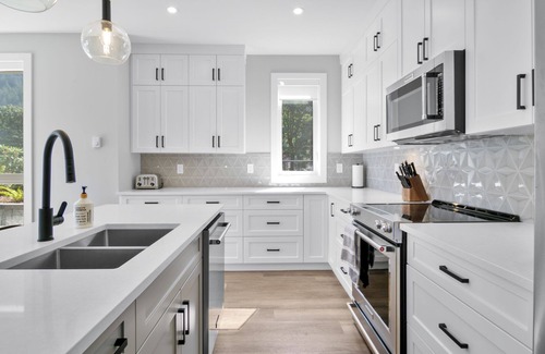 Harrison Hot Springs Condo | Corner Unit + Water Views & Easy Beach Access