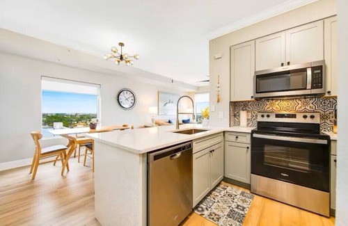 El Centro Beach Condo | CORNER UNIT-RENOVATED-8th floor~Beachfront~Panoramic View~Pier Park~ 1BR+Bunk