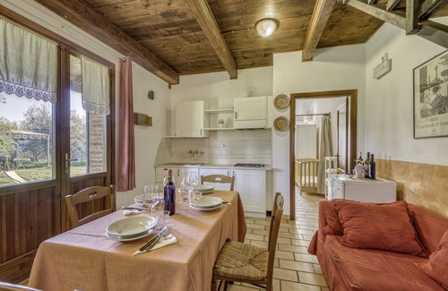 Castiglione del Lago Apartment | Cornflower apt with shared pool, Castiglione del Lago, Italy