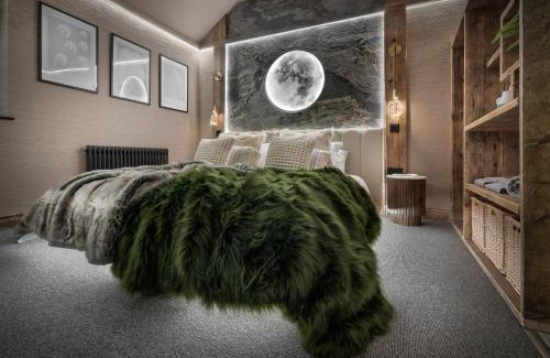 Lindale House | Coronation Cottages, Modernised 200-Year-Old Lake District Cottage Getaway for Two