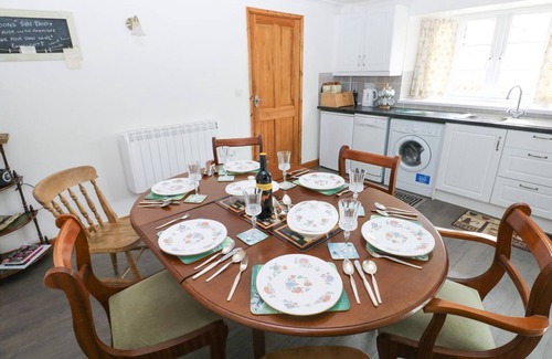 Laugharne Cottage | CORRAN COTTAGE, pet friendly, with open fire in Laugharne
