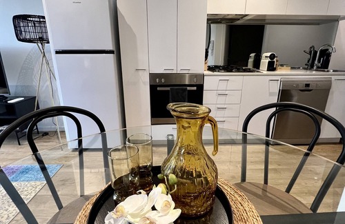 Carlton Apartment | Cosmo Stays- Beautiful Boutique 2BR Apartment Perfect Location. Free Parking.