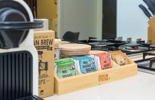 Carlton Apartment | Cosmo Stays- Beautiful Boutique 2BR Apartment Perfect Location. Free Parking.