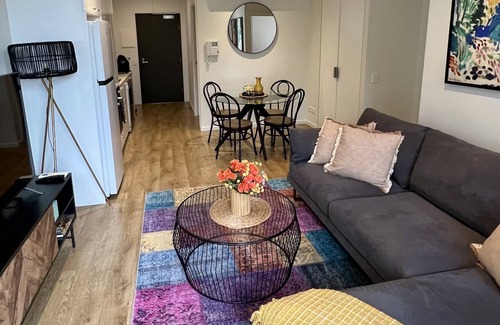 Carlton Apartment | Cosmo Stays- Beautiful Boutique 2BR Apartment Perfect Location. Free Parking.