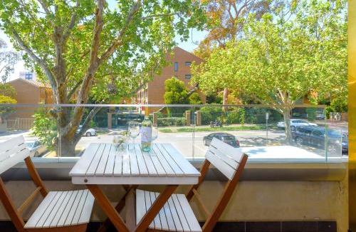 Carlton Apartment | Cosmo Stays- Designer Apartment Fabulous Location