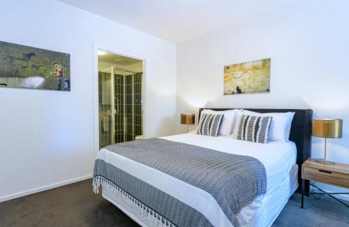 Carlton Apartment | Cosmo Stays- Designer Apartment Fabulous Location