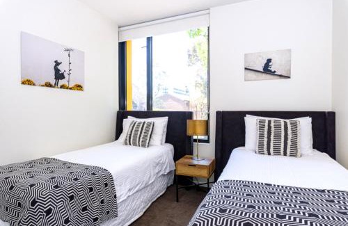 Carlton Apartment | Cosmo Stays- Designer Apartment Fabulous Location