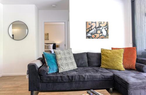 Carlton Apartment | Cosmo Stays- Designer Apartment Fabulous Location