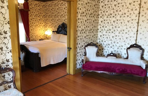 Old Town Hotel | Cosmopolitan Hotel & Restaurant