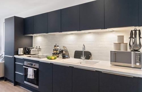 Clock House Apartment | Cosmopolitan Living: Upscale 1BR Gem in Beckenham