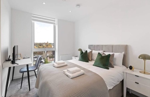 Clock House Apartment | Cosmopolitan Living: Upscale 1BR Gem in Beckenham
