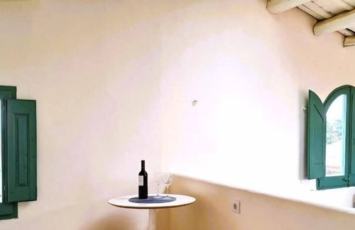 Camallera Cottage | Costa Brava Apartment. Casa de la Plaza. Costa Brava beaches 15 minutes