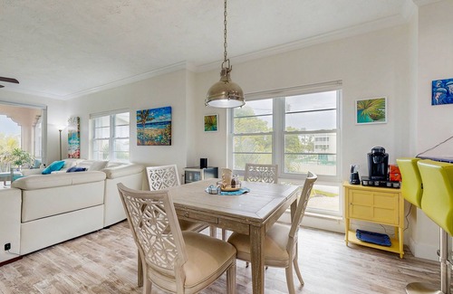 Marathon Villa | Costal waterfront villa with pool, paddleboards & tennis courts