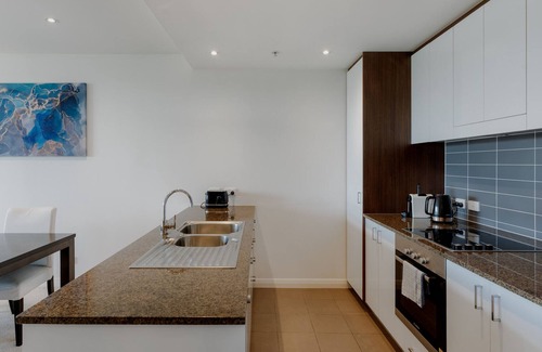 Lyneham Apartment | Cosy 1-Bed with Lovely Views, Pool and Gym