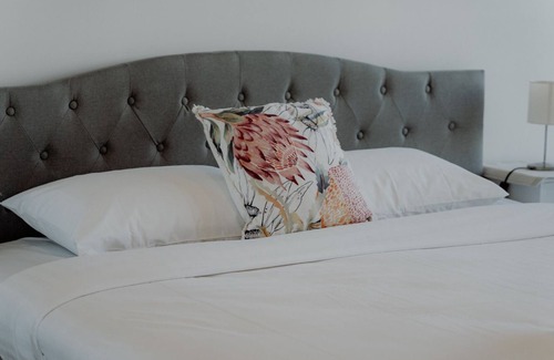 Lyneham Apartment | Cosy 1-Bed with Lovely Views, Pool and Gym