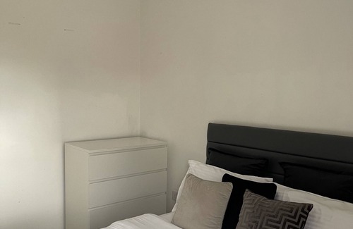 Old St Mellons Apartment | Cosy 1 bedroom flat FAST wifi & FREE parking & washing machine
