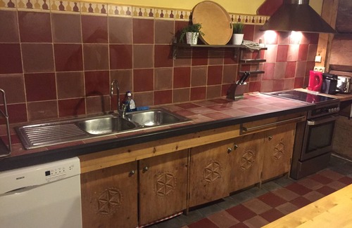 Les Claux Apartment | Cosy 10-bed apartment in large chalet, a stone's throw from the slopes.
