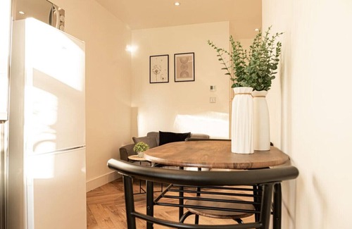 Wroxton Apartment | Cosy 2-Bed Flat - Sleeps 4 - Free Parking