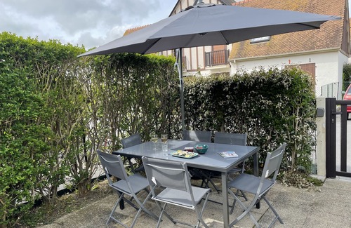 Courseulles-sur-Mer House | Cosy 2-bedroom cottage (sleeps 5) Juno Beach
