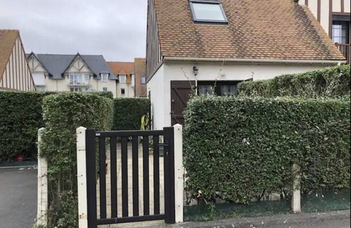 Courseulles-sur-Mer House | Cosy 2-bedroom cottage (sleeps 5) Juno Beach