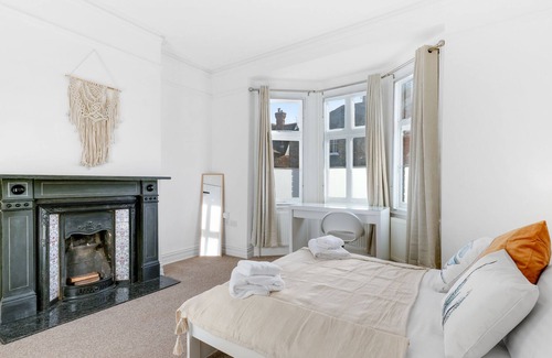 Datchet Apartment | Cosy 2 Bedroom Home with FREE Parking & WiFi Near Windsor Slough & Heathrow