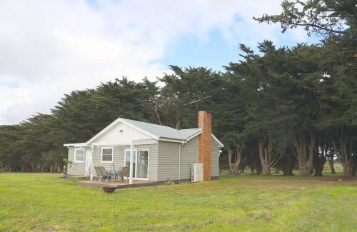 Romsey House | Cosy 3 bedroom cottage with indoor fireplace