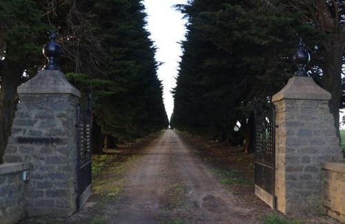 Romsey House | Cosy 3 bedroom cottage with indoor fireplace