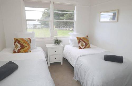 Romsey House | Cosy 3 bedroom cottage with indoor fireplace