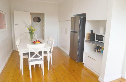 Romsey House | Cosy 3 bedroom cottage with indoor fireplace