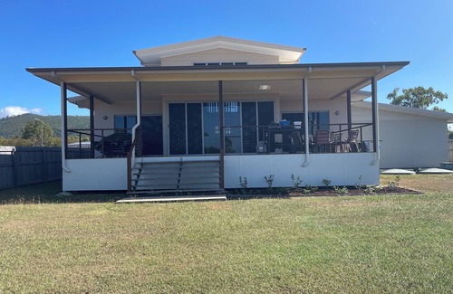 Midge Point House | Cosy 4 bedroom retreat on the whitsundays coast nOver looking the ocean n