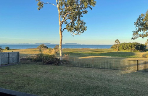 Midge Point House | Cosy 4 bedroom retreat on the whitsundays coast nOver looking the ocean n