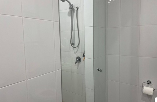 Midge Point House | Cosy 4 bedroom retreat on the whitsundays coast nOver looking the ocean n