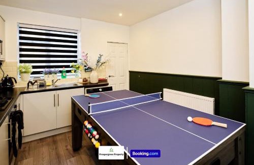 Wyken House | Cosy 4Bed Home By Prospergress Property Short Lets & Serviced Accommodation Coventry With Free Parking, WiFi & Pool Table and Games