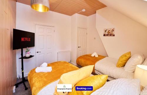 Wyken House | Cosy 4Bed Home By Prospergress Property Short Lets & Serviced Accommodation Coventry With Free Parking, WiFi & Pool Table and Games