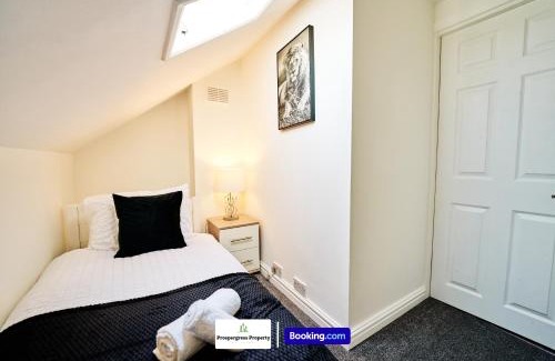Wyken House | Cosy 4Bed Home By Prospergress Property Short Lets & Serviced Accommodation Coventry With Free Parking, WiFi & Pool Table and Games