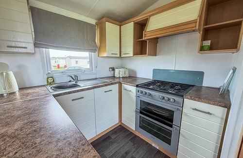 Louth House | Cosy 8 berth caravan with lovely field views at Sunnydale ref 35353S
