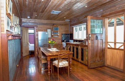 Wooragee Cottage | Cosy and comfortable with room to enjoy friends and family