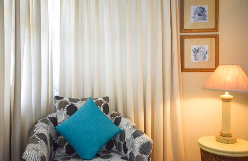 Worthing Condo | Cosy and Romantic Beachfront Condo - Nautilus