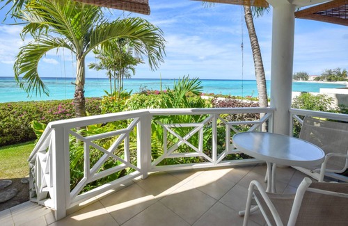 Worthing Condo | Cosy and Romantic Beachfront Condo - Nautilus