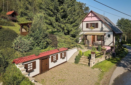 Starkov Villa | Cosy apartment in villa for 4 guests with WIFI, pool, TV, patio and pets allowed