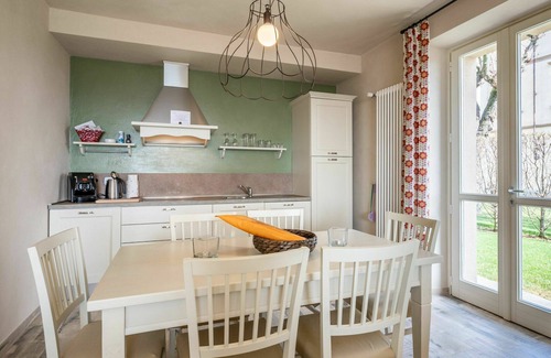 Costigliole d'Asti House | Cosy apartment in villa for 5 guests with A/C, WIFI, pool, TV, patio and panoramic view