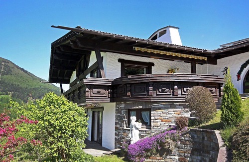 Pfons Apartment | Cosy apartment for 5 people with TV, terrace and panoramic view