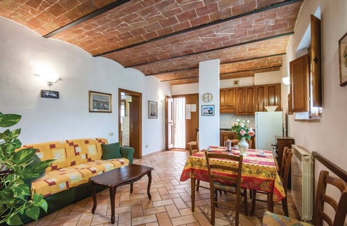 Poggiarello Villa | Cosy apartment in villa for 2 guests with pool, A/C and TV, close to Siena